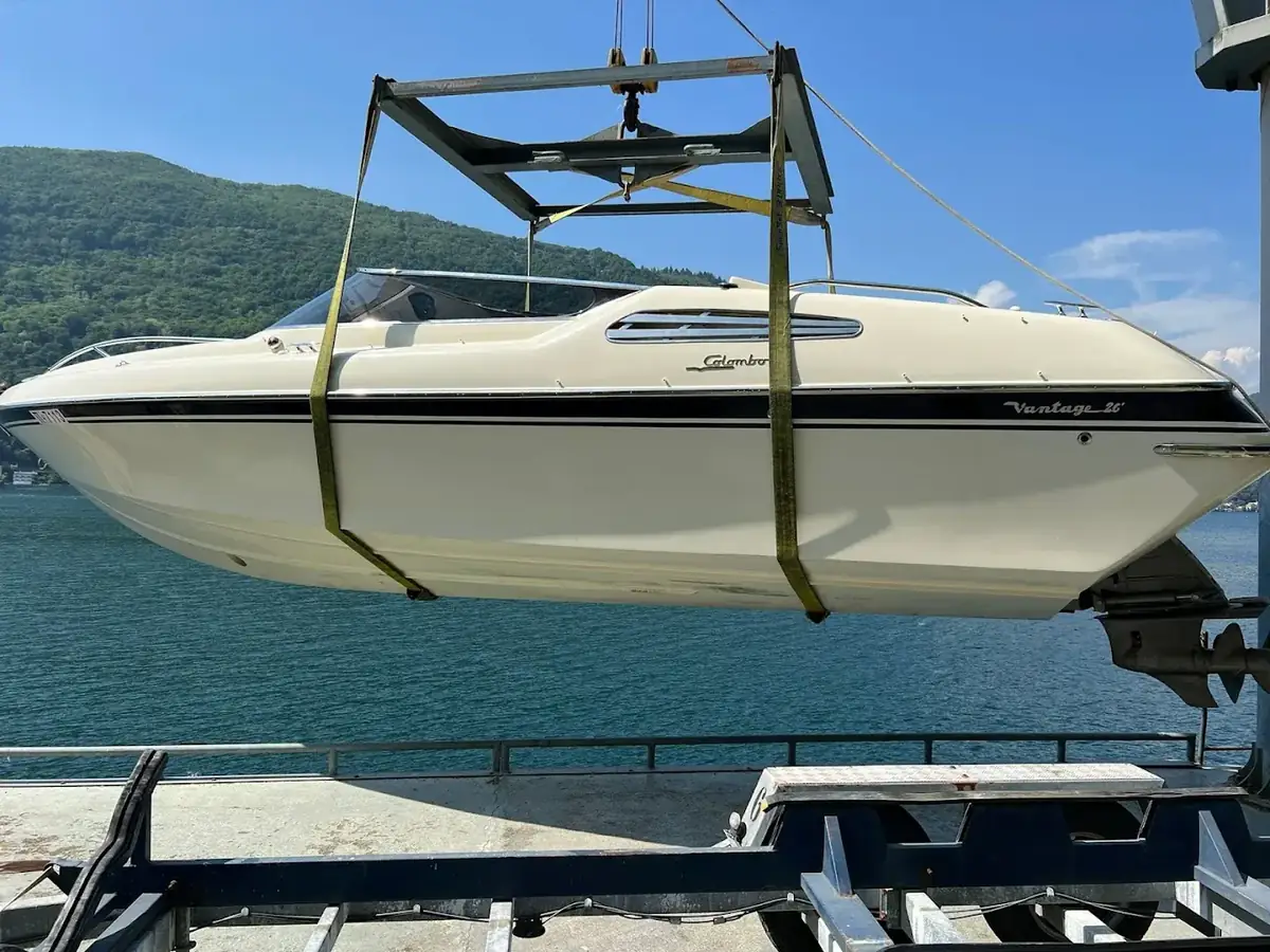 Imbarcazione sollevata dalla gru per l’alaggio sul Lago di Lugano