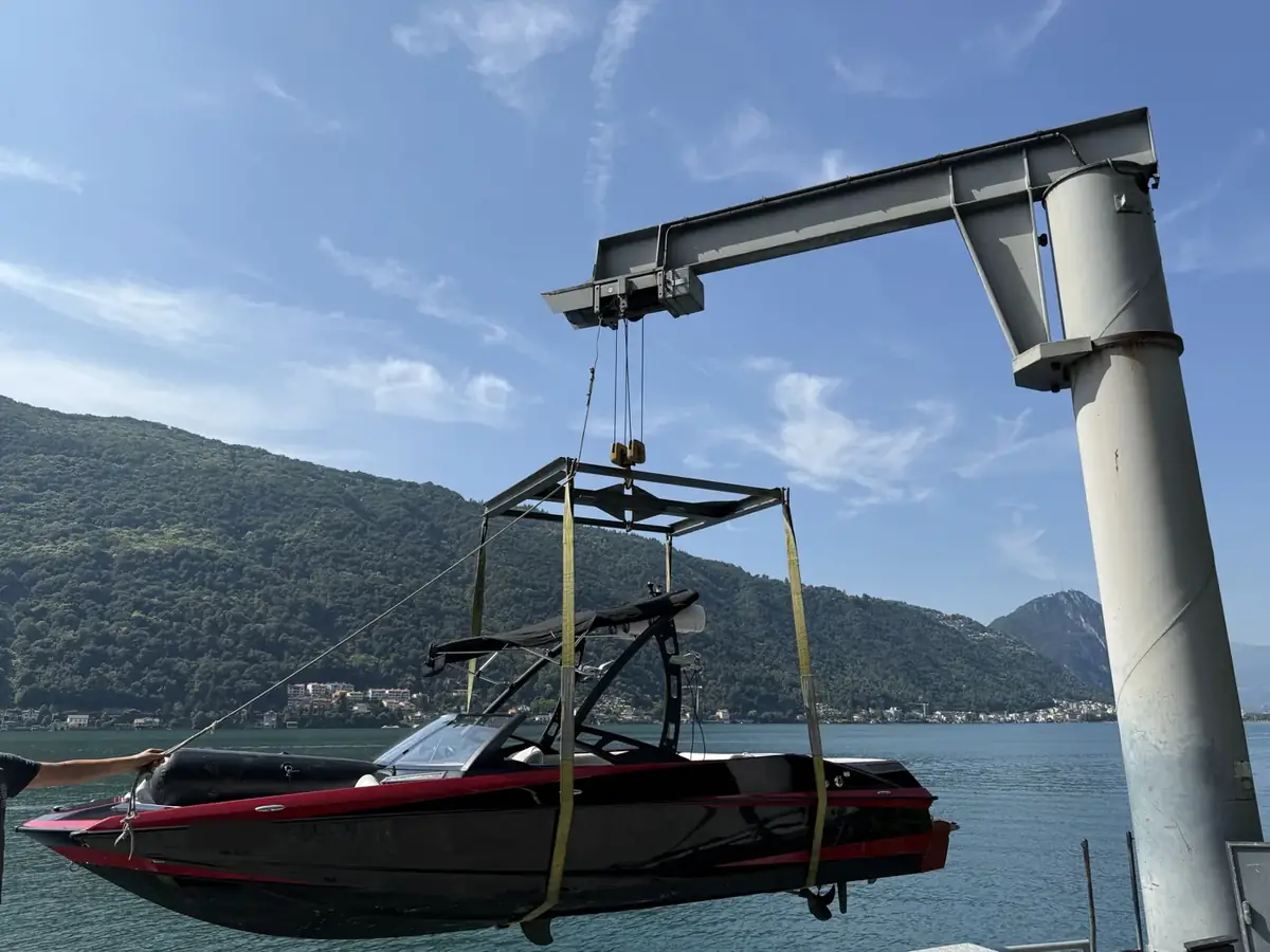 Wakeboat sollevato dalla gru sul lago a Brusino Arsizio