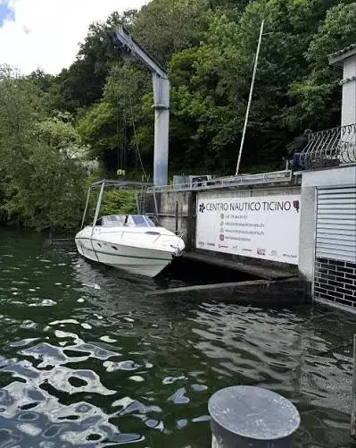Pontile dell’impianto di alaggio con l’insegna Centro Nautico Ticino