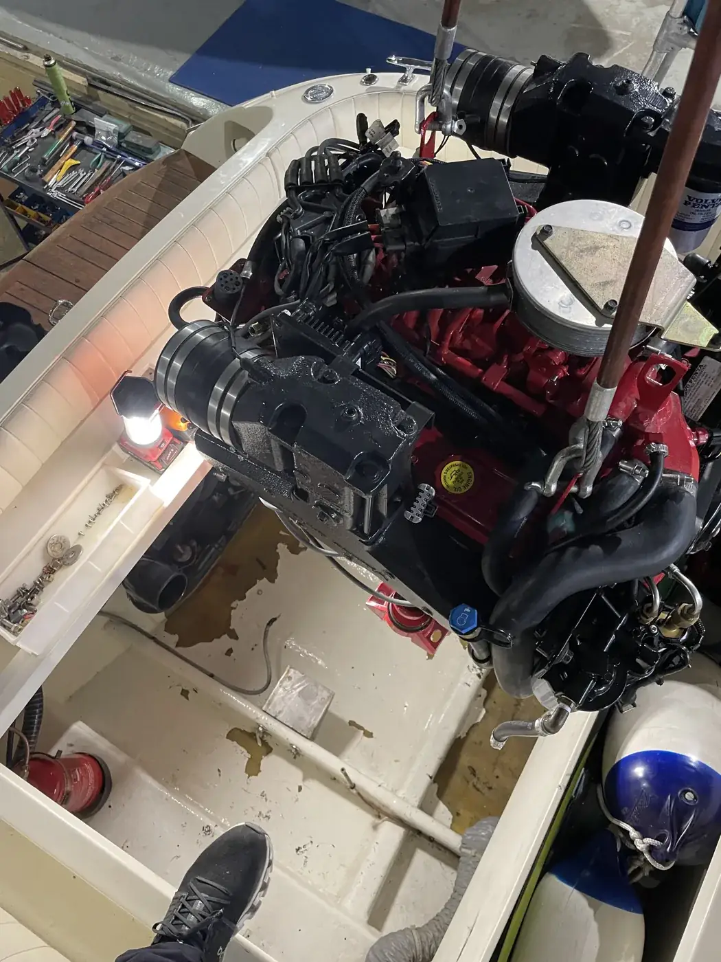Intervento su un motore marino nell’officina nautica