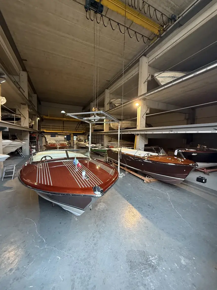 Motoscafi classici in mogano nel rimessaggio coperto del Centro Nautico Ticino