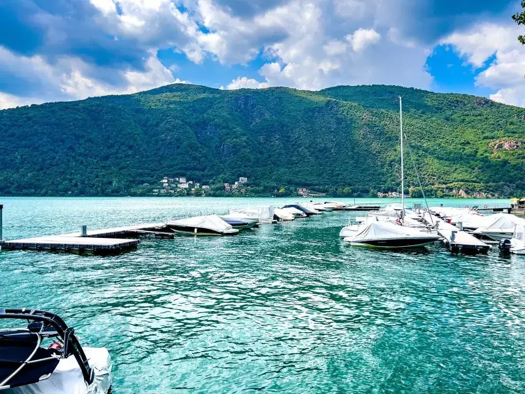 Barche ormeggiate ai pontili sul Lago di Lugano