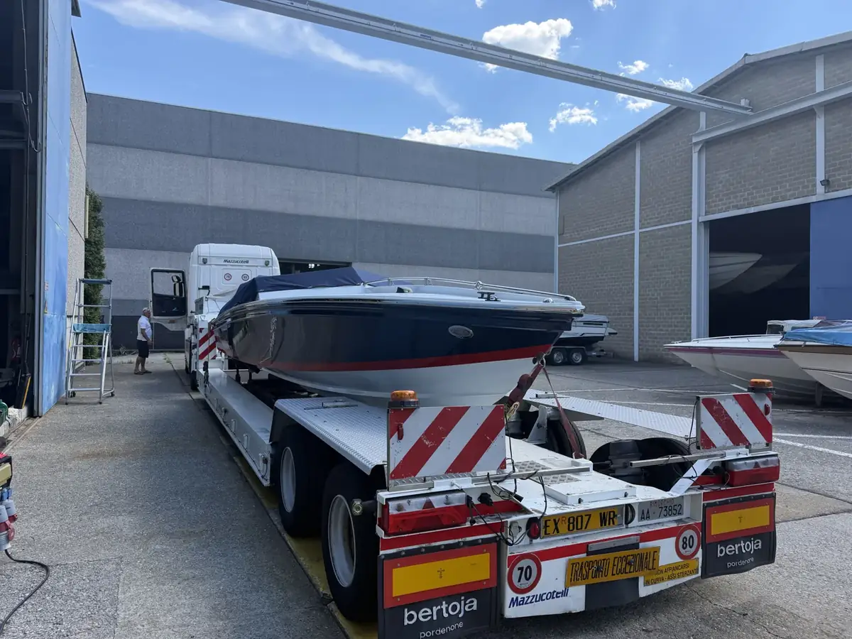 Imbarcazione caricata su un camion per il trasporto su strada