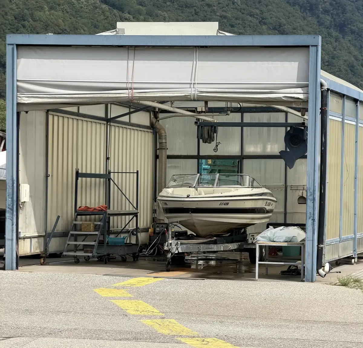 Imbarcazione nell’area di lavaggio ecologico